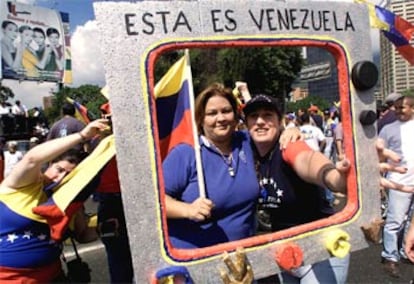 Manifestantes contra el Presidente Hugo Chávez, en la marcha de ayer en Caracas.