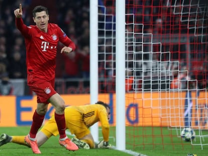 Robert Lewandowski celebra su gol al Olympiacos.