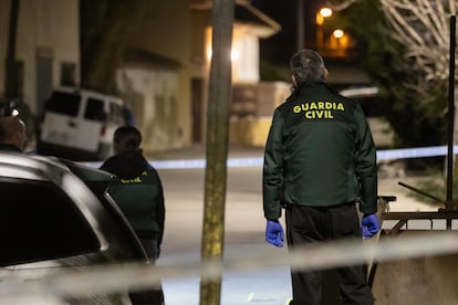 La Guardia Civil custodia la escena de un homicidio en Murcia el pasado 24 de enero.