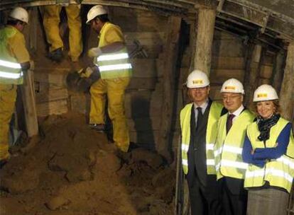 Gallardón, Blanco y Aguirre posan ante los obreros que finalizan el último tramo del túnel que unirá por Cercanías la estación de Chamartín y Barajas.