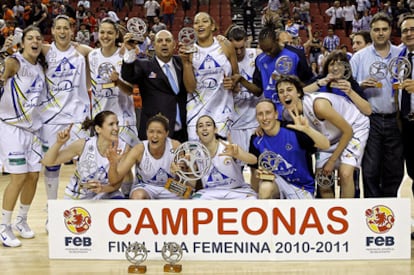 Las jugadoras del Perfumerías Avenida celebran su triunfo.