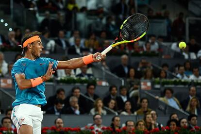 Nadal devuelve la bola durante el partido contra Wawrinka.