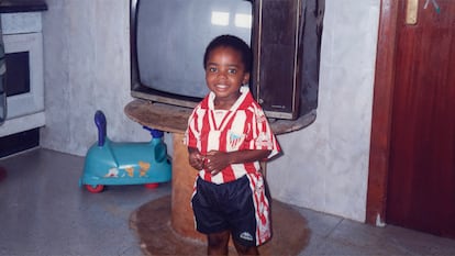 Iñaki, con su primer traje del Athletic Club de Bilbao cuando tenía seis años.