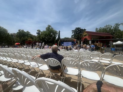 Un asistente en el acto del PP de Madrid este domingo en medio de muchos asientos vacíos.