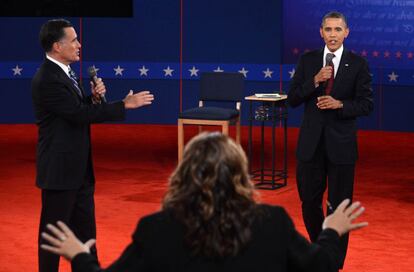 La moderadora, la periodista Candy Crowley, intenta conducir el debate presidencial.