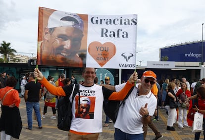 Dos seguidores de Nadal sujetan una pancarta del tenista, este martes en Mlaga.