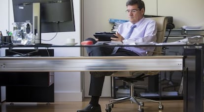 El presidente de la Airef, José Luis Escrivá, en su despacho.