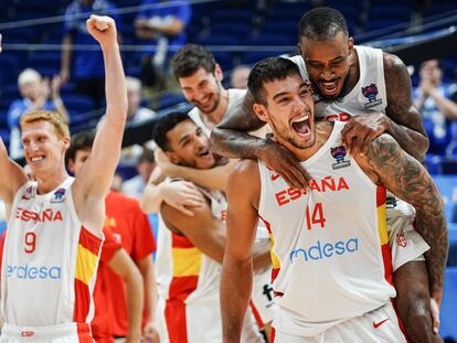 Berlin (Germany), 13/09/2022.- Spain'Äôs players celebrate after winning the FIBA EuroBasket 2022 Quarter Finals match between Spain and Finland at the EuroBasket Arena Berlin, in Berlin, Germany, 13 September 2022. (Baloncesto, Finlandia, Alemania, España) EFE/EPA/CLEMENS BILAN
