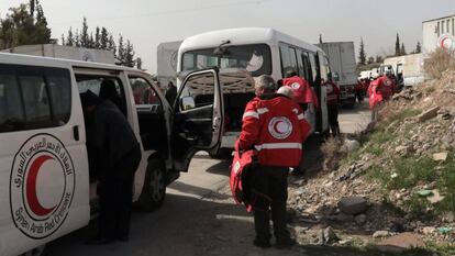 Veh&iacute;culos de la Media Luna Roja, parte de un convoy humanitario, se dirigen hacia Guta Oriental.