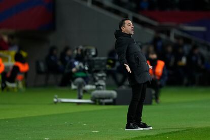 Xavi, durante el partido entre el Barcelona y el Granada en Montjuïc.