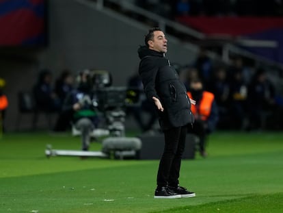 Xavi, durante el partido entre el Barcelona y el Granada en Montjuïc.