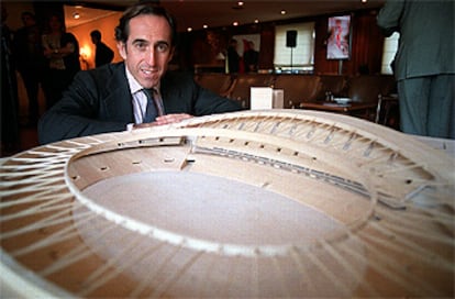 Del Río, ante la nueva maqueta del estadio de <b></b><i>La Peineta,</i> cubierto como el de Múnich, desvelada ayer.