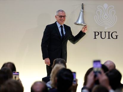 El presidente y consejero delegado de Puig, Marc Puig, hace oficial la salida a Bolsa de la compañía con el toque de campana en la Bolsa de Barcelona, este viernes.