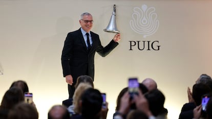 El presidente y consejero delegado de Puig, Marc Puig, hace oficial la salida a Bolsa de la compañía con el toque de campana en la Bolsa de Barcelona, este viernes.