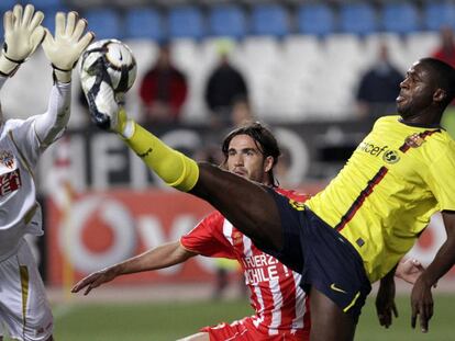 Toure intenta rematar ante Diego Alves.