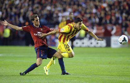 Marc Bartra con el jugador de Osasuna Loties.