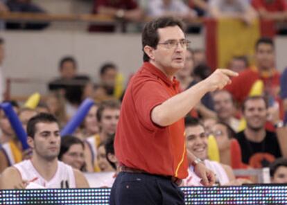 Mario Pesquera da instrucciones a los jugadores españoles durante el partido del sábado contra los argentinos.