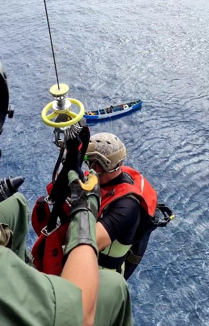 Momento en el que los miembros del helicóptero del SAR rescatan a uno de los supervivientes del cayuco localizado a más de 500 km de El Hierro.