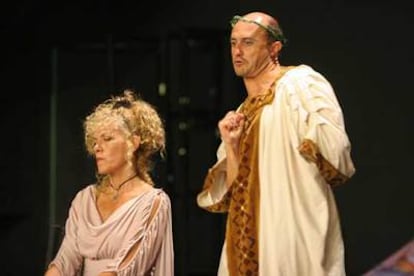 Carmen Conesa y Pepe Viyuela, en un ensayo de <i>Rómulo el Grande.</i>