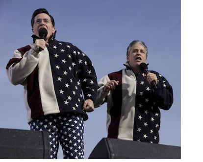 Stephen Colbert y Jon Stewart durante un acto en Washington en 2010