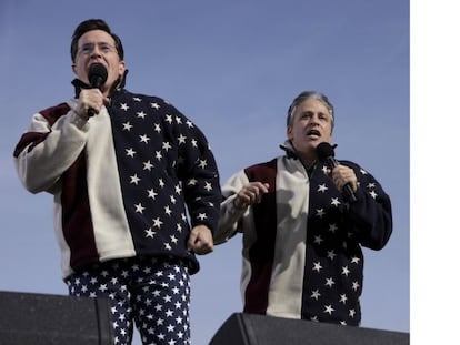 Stephen Colbert y Jon Stewart durante un acto en Washington en 2010