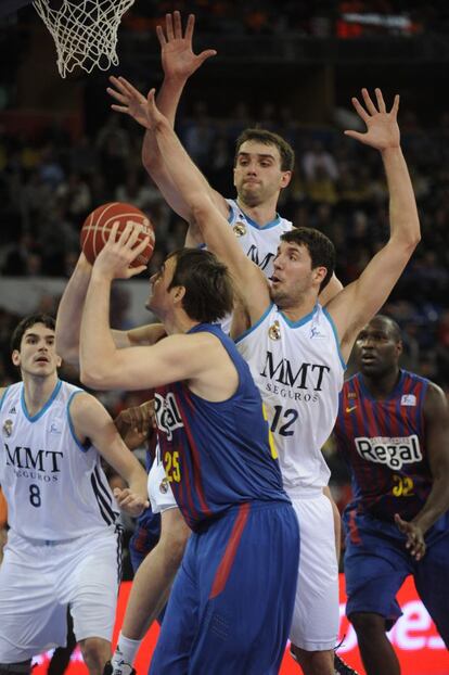 Lobrek, con la pelota, se dispone a encestar mientras Mirotic le cubre.