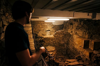 El historiador y arqueólogo Patxi Pérez-Ramallo, durante una visita con EL PAÍS a la necrópolis del siglo IX descubierta bajo la catedral de Santiago de Compostela.