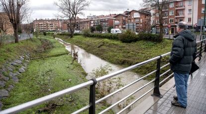 El río Gobela ha recuperado su cauce normal a su paso por Getxo.