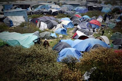 Los alojamientos de los refugiados van desde casas de madera a precarias tiendas de campaña, como las que aparecen en la imagen.