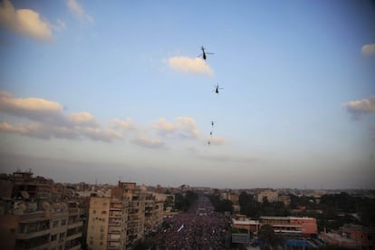 Helicópteros militares egipcios portan banderas nacionales durante la concentración en la plaza Tahrir de El Cairo, 1 de julio de 2013. Las Fuerzas Armadas de Egipto dieron hoy un ultimátum de 48 horas a las fuerzas políticas para que asuman su responsabilidad y cumplan las demandas del pueblo, tras las masivas protestas que piden la renuncia del presidente, Mohamed Mursi.