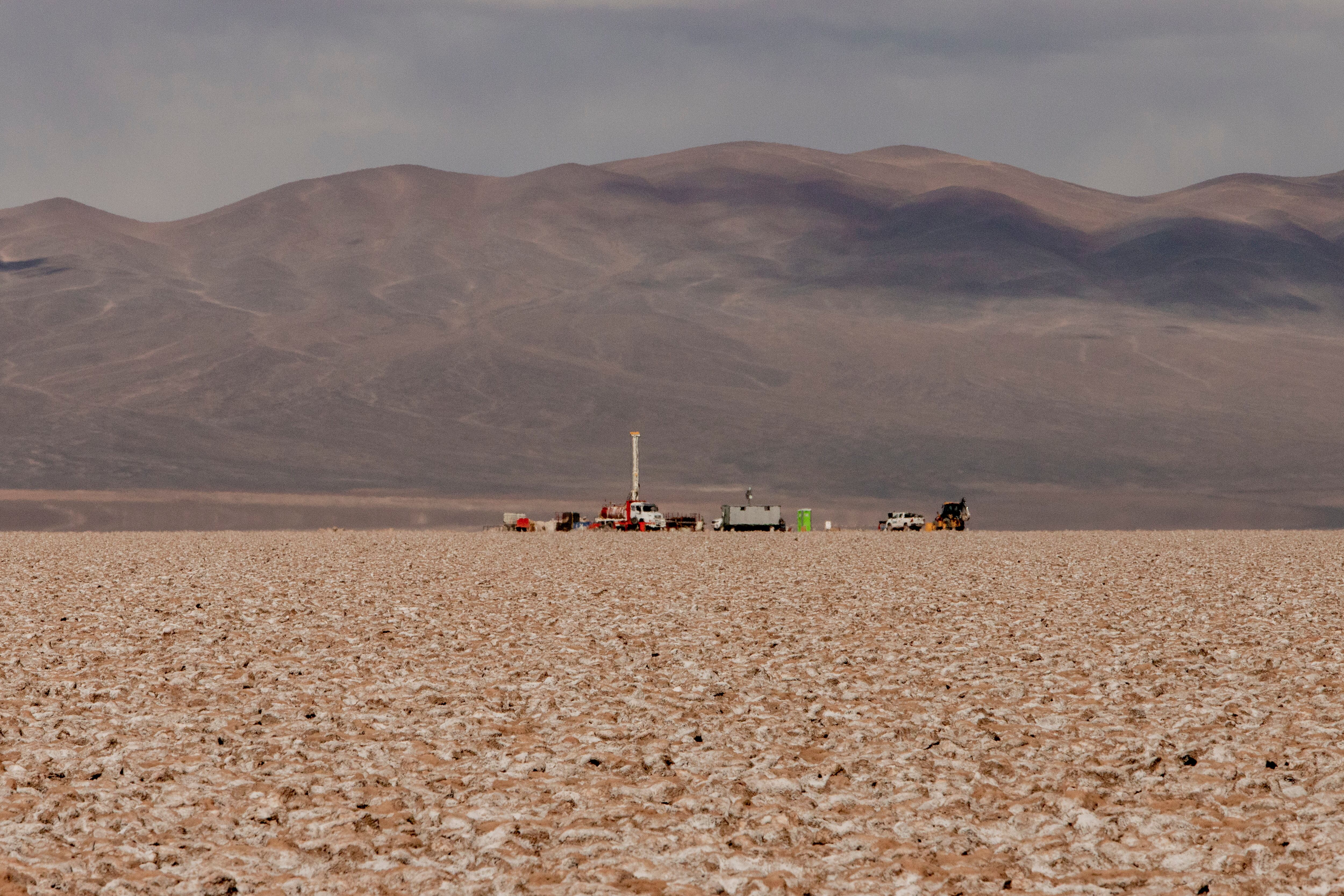 Maquinaria de exploración de litio trabaja en el salar de Arizaro, a 3.460 metros sobre el nivel del mar.