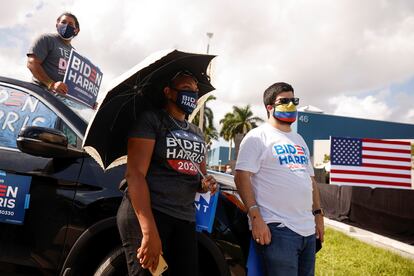 Una pareja escucha a Biden en Coconut Creek (Florida).