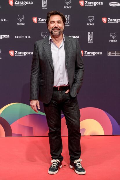 Javier Bardem, nominado a mejor actor protagonista por 'El buen patrón', con un 'look' desenfadado compuesto por pantalones vaqueros, americana de cuadros y zapatillas.