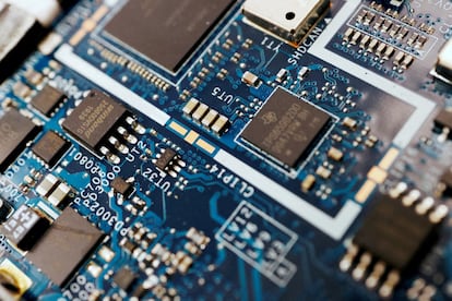 Semiconductores en la placa de un ordenador en una imagen de febrero de 2022.