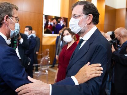 Feijóo saluda a Rajoy durante su última investidura como presidente de la Xunta.