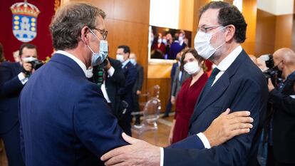 Feijóo saluda a Rajoy durante su última investidura como presidente de la Xunta.