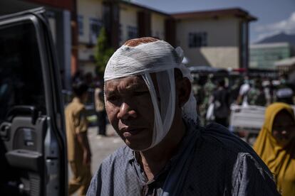 Una víctima del terremoto es evacuada en Tanjung, el 7 de agosto de 2018. 