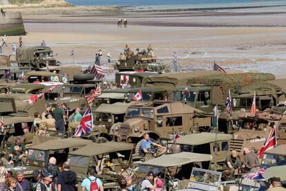 Concentraci&oacute;n de veh&iacute;culos militares de la Segunda Guerra Mundial en la playa Gold, en Arromanches Les Bains, Francia, para conmemorar el 70 aniversario del desembarco del D&iacute;a D. 