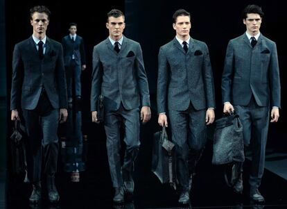 La colección de Emporio Armani se apunta al color favorito del otoño/invierno 2014: el gris. La paleta de tonos minerales y las texturas brillantes de la ropa quieren mimetizarse con los de la ciudad. De ahí el título de la propuesta: 'Ilusión'.