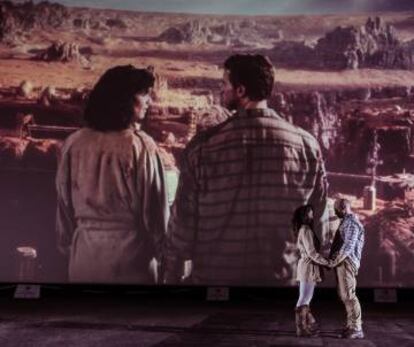 Proyección de 'Desafío Total' en Kinepolis mientras dos actores replican la escena en vivo.