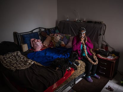 Magdalena Herrera se pone una máscara de oxígeno en su habitación en Bogotá, Colombia