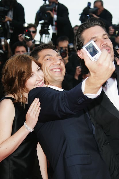 Javier Bardem es más propenso a la autofoto, para los posados ya están los profesionales.