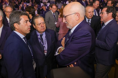 Juan Roig, a la derecha, junto al presidente Mazón y el presidente de la Asociación Valenciana de Empresarios (AVE), Vicente Boluda, este jueves en un foro sobre el Corredor del Mediterráneo en Ifema (Madrid).
