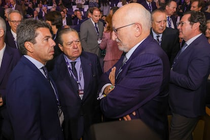 El presidente de Mercadona, Juan Roig y el presidente de la Asociación Valenciana de Empresarios (AVE), Vicente Boluda, junto al presidente de la Comunidad Valenciana, Carlos Mazón, en un acto en favor del Corredor Mediterráneo en noviembre de 2023.