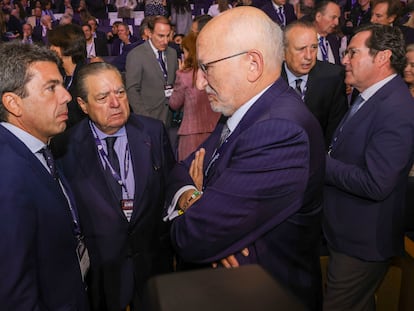 Juan Roig, a la derecha, junto al presidente Mazón y el presidente de la Asociación Valenciana de Empresarios (AVE), Vicente Boluda, este jueves en un foro sobre el Corredor del Mediterráneo en Ifema (Madrid).