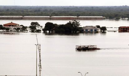 Vista de casas inundadas hoy, 24 de junio de 2014, en Asunción. Las inundaciones en Asunción provocadas por la crecida del río Paraguay ha desplazado ya a unas 70.000 personas.