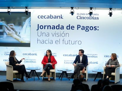 De izquierda a derecha,  Nuria Mohedas. Directora de Pagos y Banca Digital de Cecabank, Paloma Real. Directora general de Mastercard España, Eduardo Prieto. VISA Country Manager y Sara Villanueva. Country Manager en Discover Financial Services.