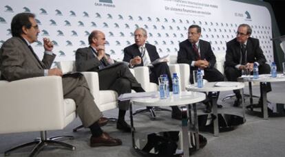 De izquierda a derecha, Emilio Ontiveros (AFI), Luis de Guindos (IE-PWC), José Manuel Calvo (EL PAÍS), José Folgado (alcalde de Tres Cantos) y Francisco Pérez (Univ. de Valencia)