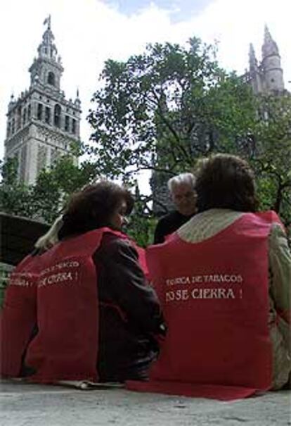 Trabajadoras de Altadis, ayer en la Catedral de Sevilla.