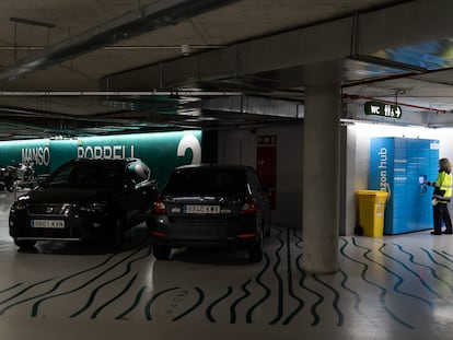 Taquillas para recoger compras hechas por internet en un aparcamiento municipal de Barcelona.